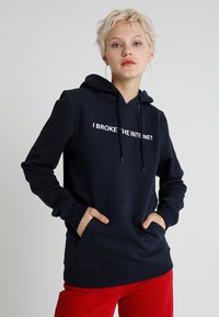 Пуловер с капюшоном Пуловер с капюшоном