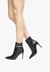 Полусапожки на высоком каблуке Полусапожки на высоком каблуке