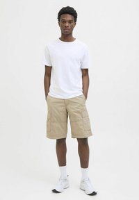 Брюки с накладными карманами Брюки с накладными карманами