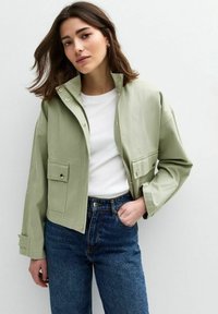 Куртка с накладнымит карманами Куртка с накладнымит карманами