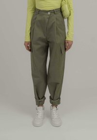 Брюки с накладными карманами Брюки с накладными карманами