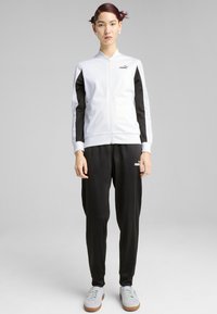 Спортивный костюм Спортивный костюм