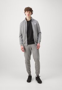 Спортивный костюм Спортивный костюм