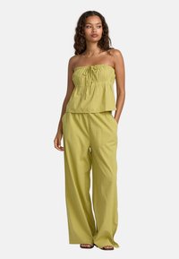 Широкие брюки Широкие брюки