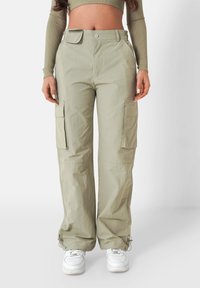 Брюки с накладными карманами Брюки с накладными карманами