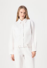 Куртка с накладнымит карманами Куртка с накладнымит карманами