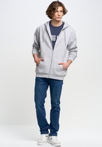 Прямые джинсы Прямые джинсы