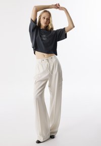 Брюки с накладными карманами Брюки с накладными карманами