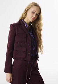 Блейзер с накладными карманами Блейзер с накладными карманами