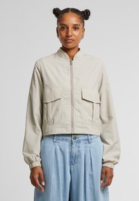 Куртка с накладнымит карманами Куртка с накладнымит карманами