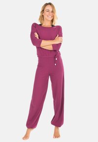 Спортивный костюм Спортивный костюм