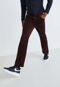 Вельветовые брюки Вельветовые брюки