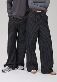 Свободные джинсы Свободные джинсы