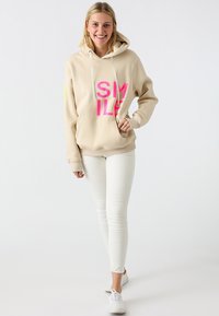 Пуловер с капюшоном Пуловер с капюшоном