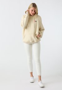 Пуловер с капюшоном Пуловер с капюшоном