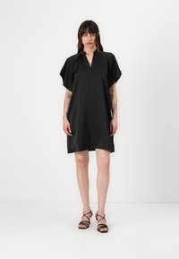 Короткое платье Короткое платье