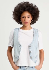 Джинсовая жилетка Джинсовая жилетка