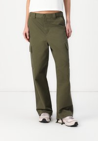 Брюки с накладными карманами Брюки с накладными карманами