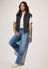 Жилет Жилет