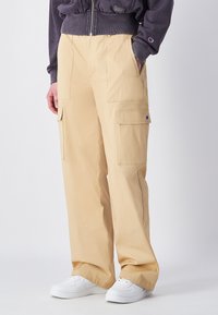 Брюки с накладными карманами Брюки с накладными карманами