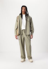 Брюки с накладными карманами Брюки с накладными карманами