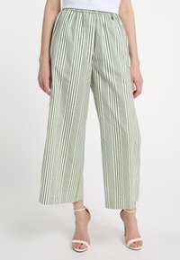 Широкие брюки Широкие брюки