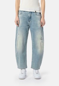 Свободные джинсы Свободные джинсы