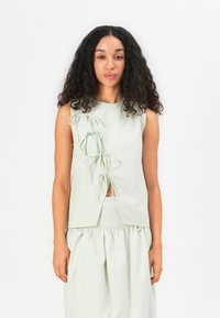 Блузка без рукавов Блузка без рукавов