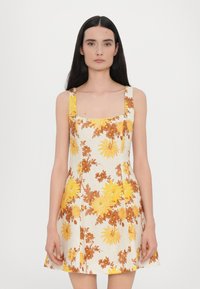 Короткое платье Короткое платье