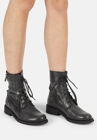 Ботинки на шнуровке Ботинки на шнуровке