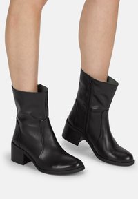 Широкие сапоги Широкие сапоги