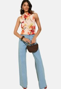 Блузка без рукавов Блузка без рукавов