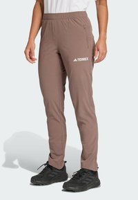 Спортивный костюм Спортивный костюм