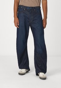 Свободные джинсы Свободные джинсы