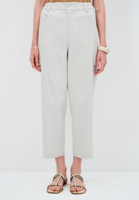 Брюки с накладными карманами Брюки с накладными карманами