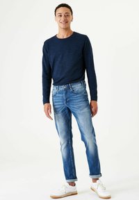 Прямые джинсы Прямые джинсы