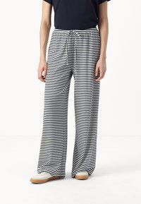 Широкие брюки Широкие брюки