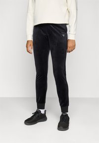 Спортивный костюм Спортивный костюм