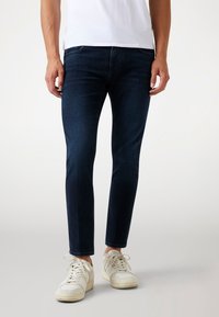 Узкие джинсы Узкие джинсы