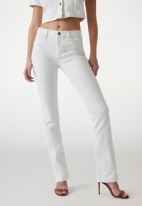 Прямые джинсы Прямые джинсы