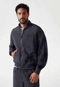 Куртка бомбер Куртка бомбер