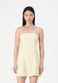 Короткое платье Короткое платье