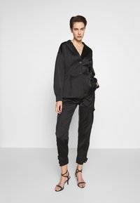 Брюки с накладными карманами Брюки с накладными карманами