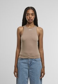 Спортивный топ Спортивный топ