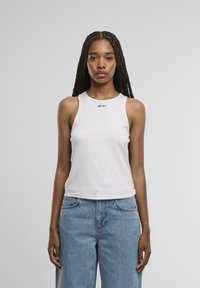 Спортивный топ Спортивный топ