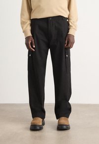 Брюки с накладными карманами Брюки с накладными карманами