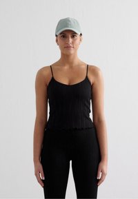 Спортивный топ Спортивный топ