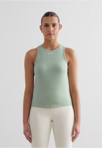 Спортивный топ Спортивный топ