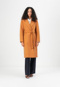 Шерстяное пальто Шерстяное пальто