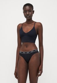 Стринги Стринги